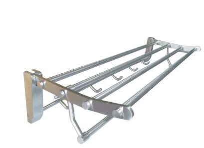 毛巾托要離開地面50cm位置；剛好離洗手池較近